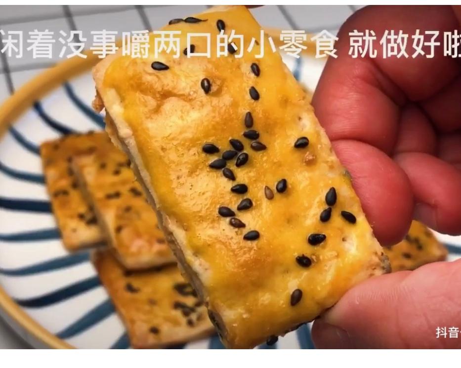 手抓饼版蛋黄肉松千层饼干