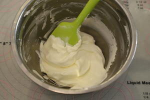 蛋糕卷新创意做法：樱桃切片奶油蛋糕卷的做法 步骤14