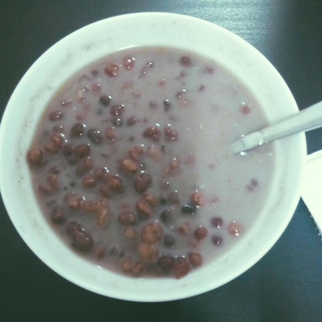 红枣红豆薏仁牛奶粥