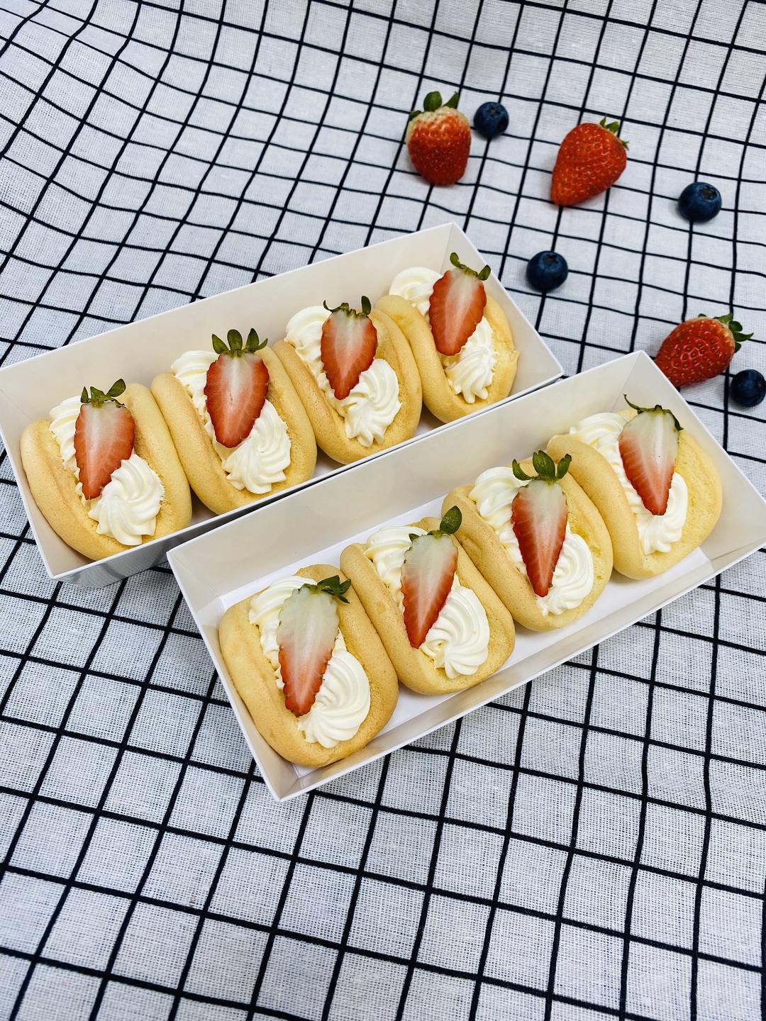 草莓抱抱蛋糕卷、附上詳細(xì)花邊擠法的做法 步驟11