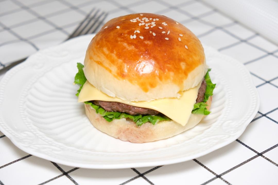 正宗的麦当劳双吉牛肉汉堡