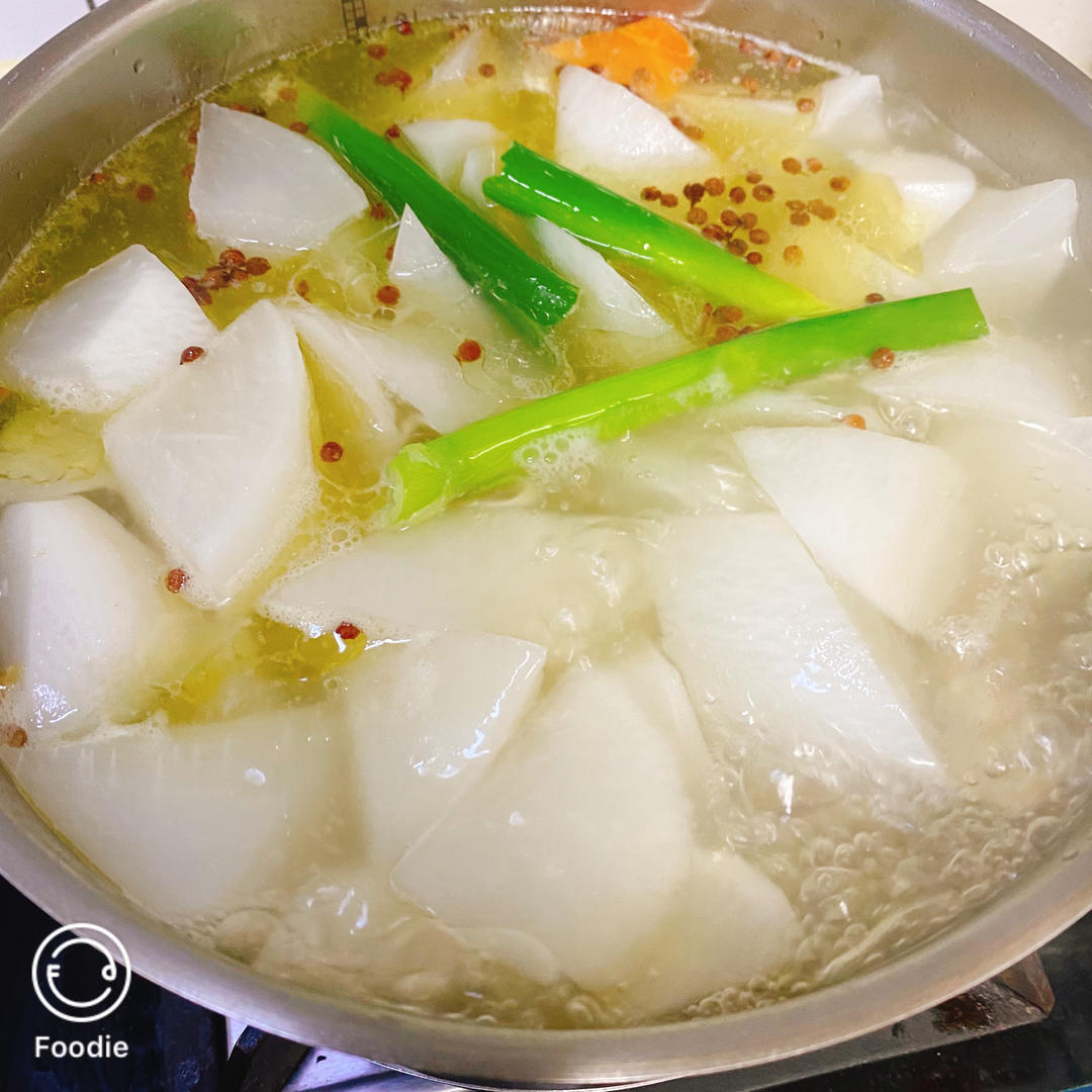 清炖羊排，老爸的拿手菜，汤鲜味浓，羊肉软烂，连萝卜都非常好吃