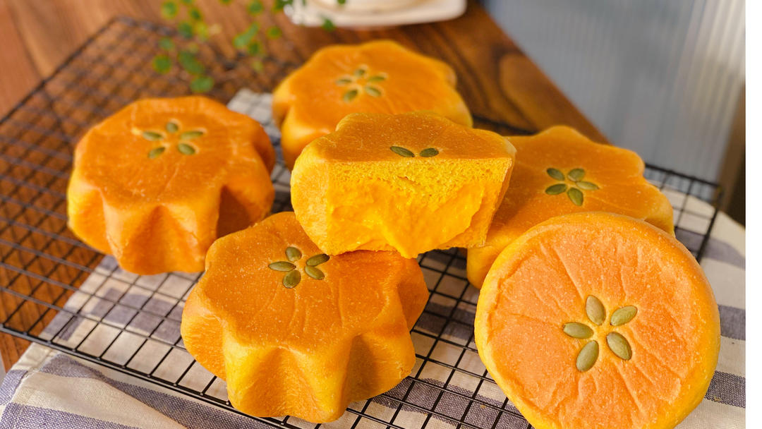 烤了一盘花儿~八角南瓜大鼓面包