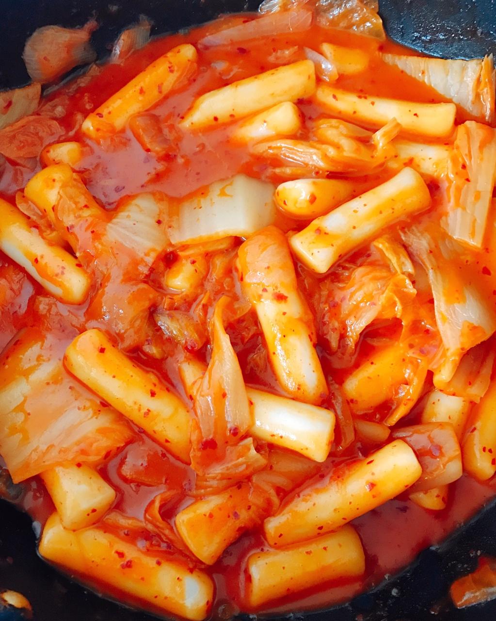 蓝色蔓延做的口味超级赞辣白菜炒年糕(五分钟快速无油版)