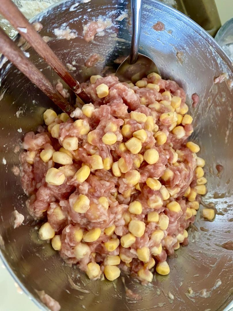 做的不出水又一口爆汁的饺子馅——猪肉玉米馅