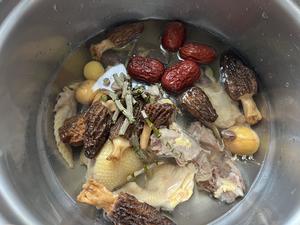 羊肚菌石斛鸡汤的做法 步骤4