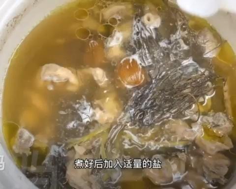 地胆头根茎都是“宝”，地胆头鸡汤“鮮味好”的做法 步骤5