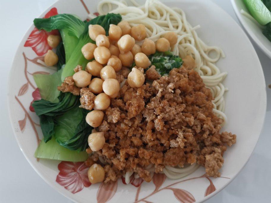 南美洲买不到黄豌豆，还买不到鹰嘴豆吗？来碗简易版豌豆（鹰嘴豆）杂酱铺盖面