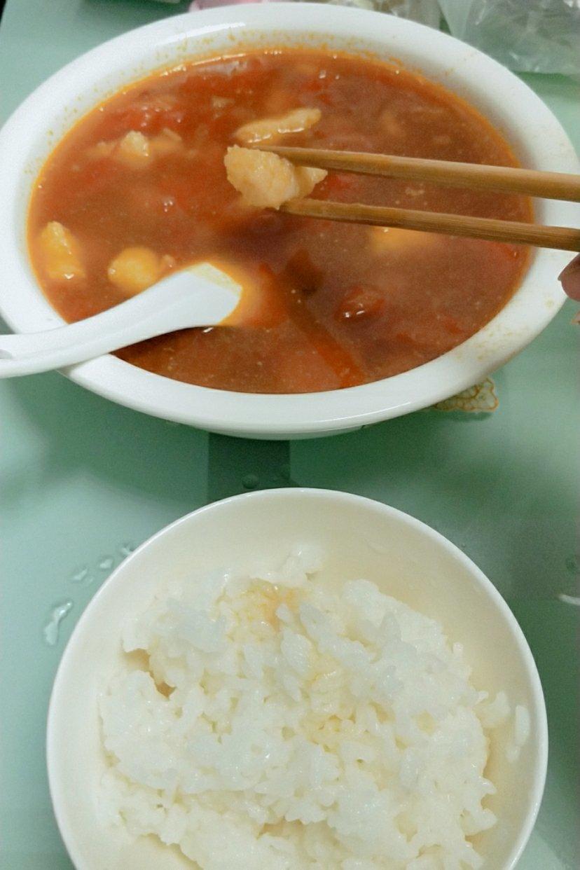番茄味的水煮巴沙鱼柳，连汤带肉都吃光