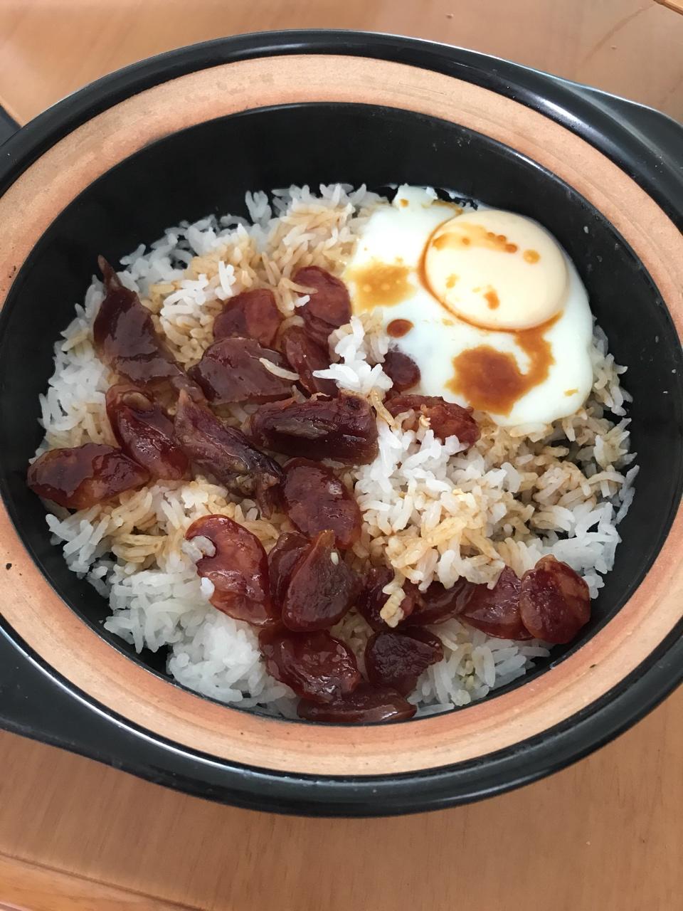 广式腊味煲仔饭