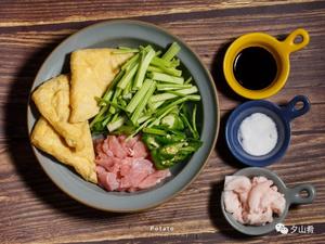 油豆腐芹菜炒肉的做法 步骤1
