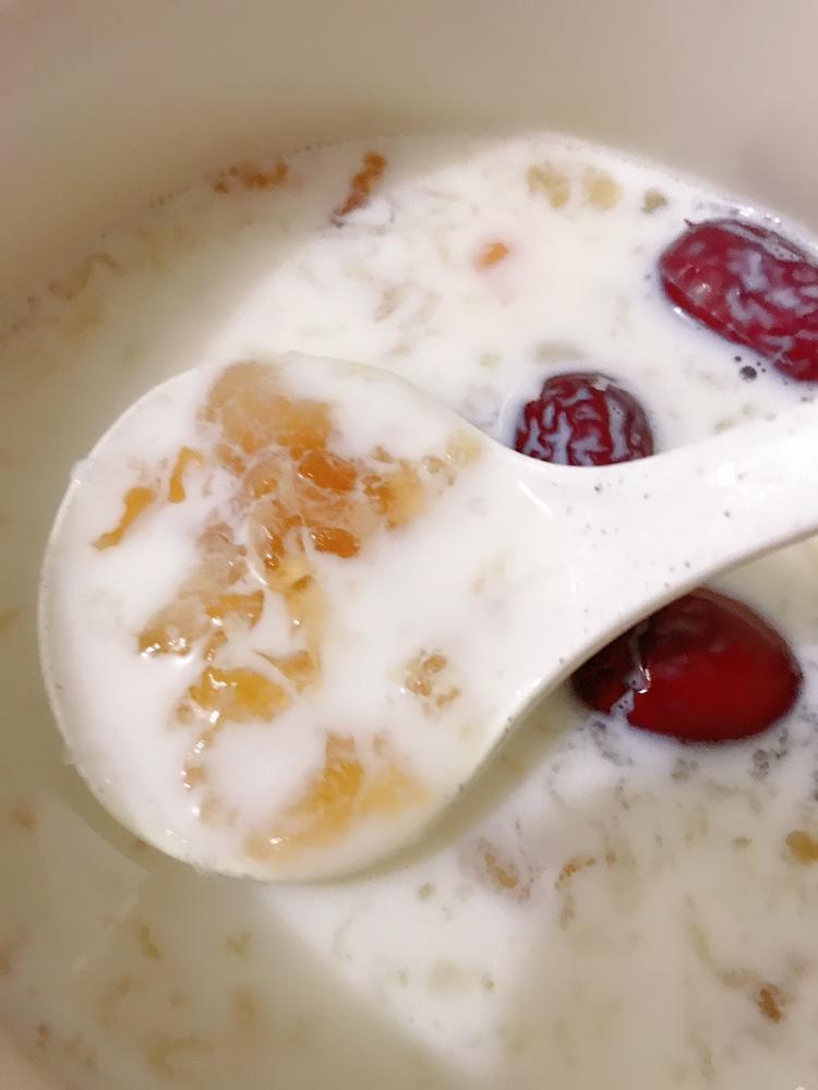 桃胶雪燕皂角米牛奶羹