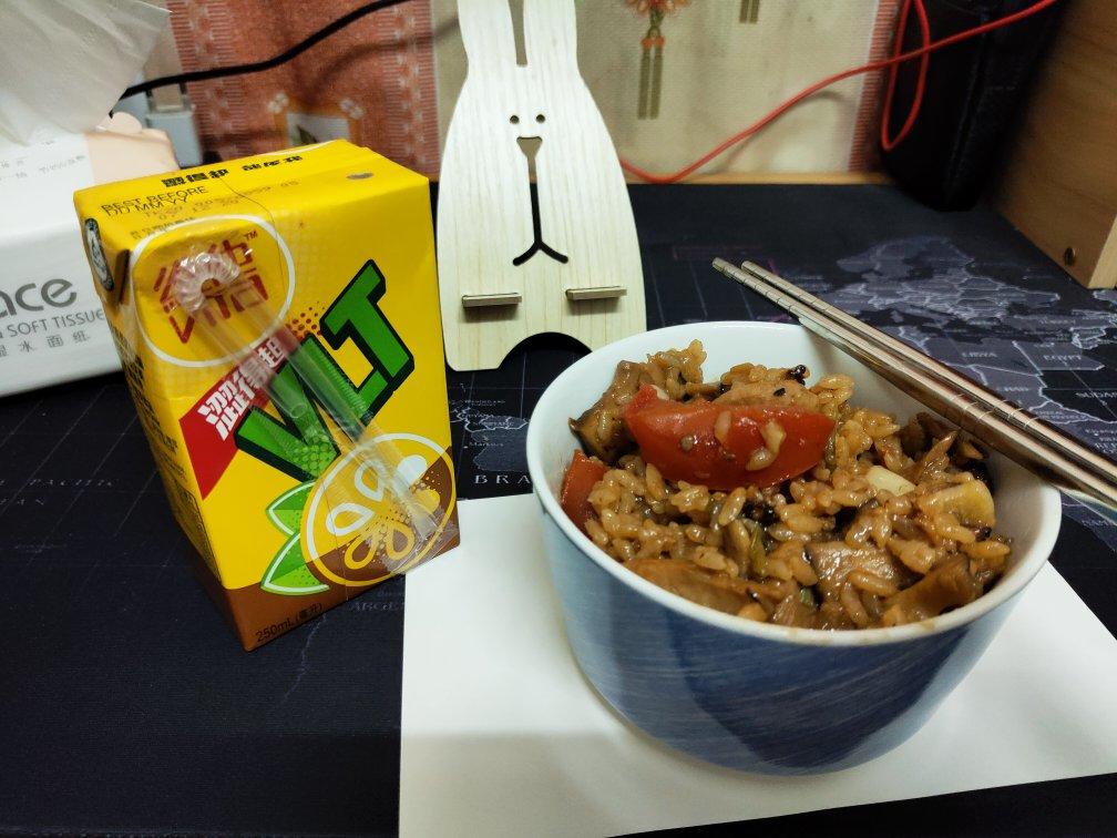 简单喷香的香菇鸡腿🍗焖饭