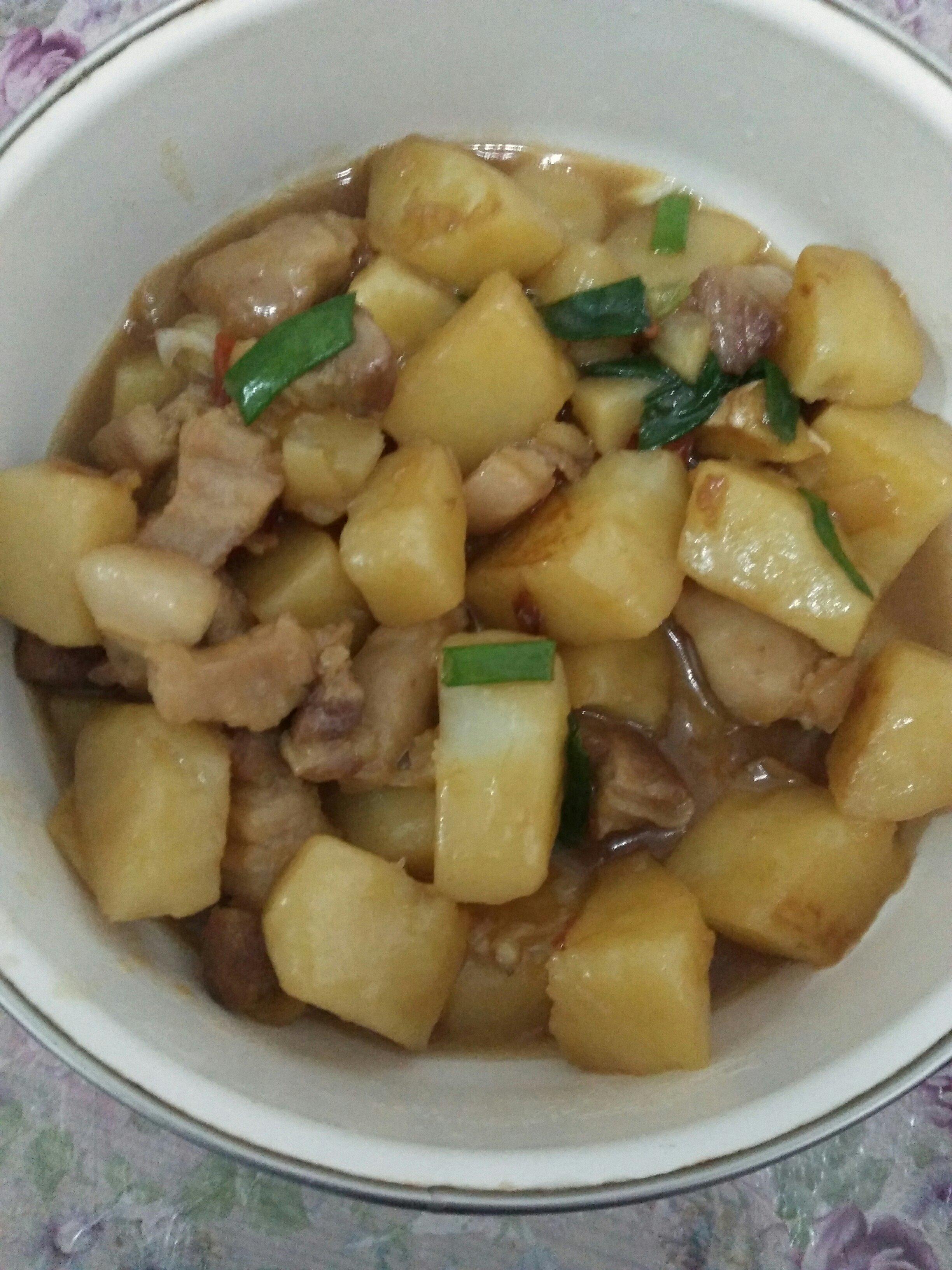 五花肉炖土豆的做法