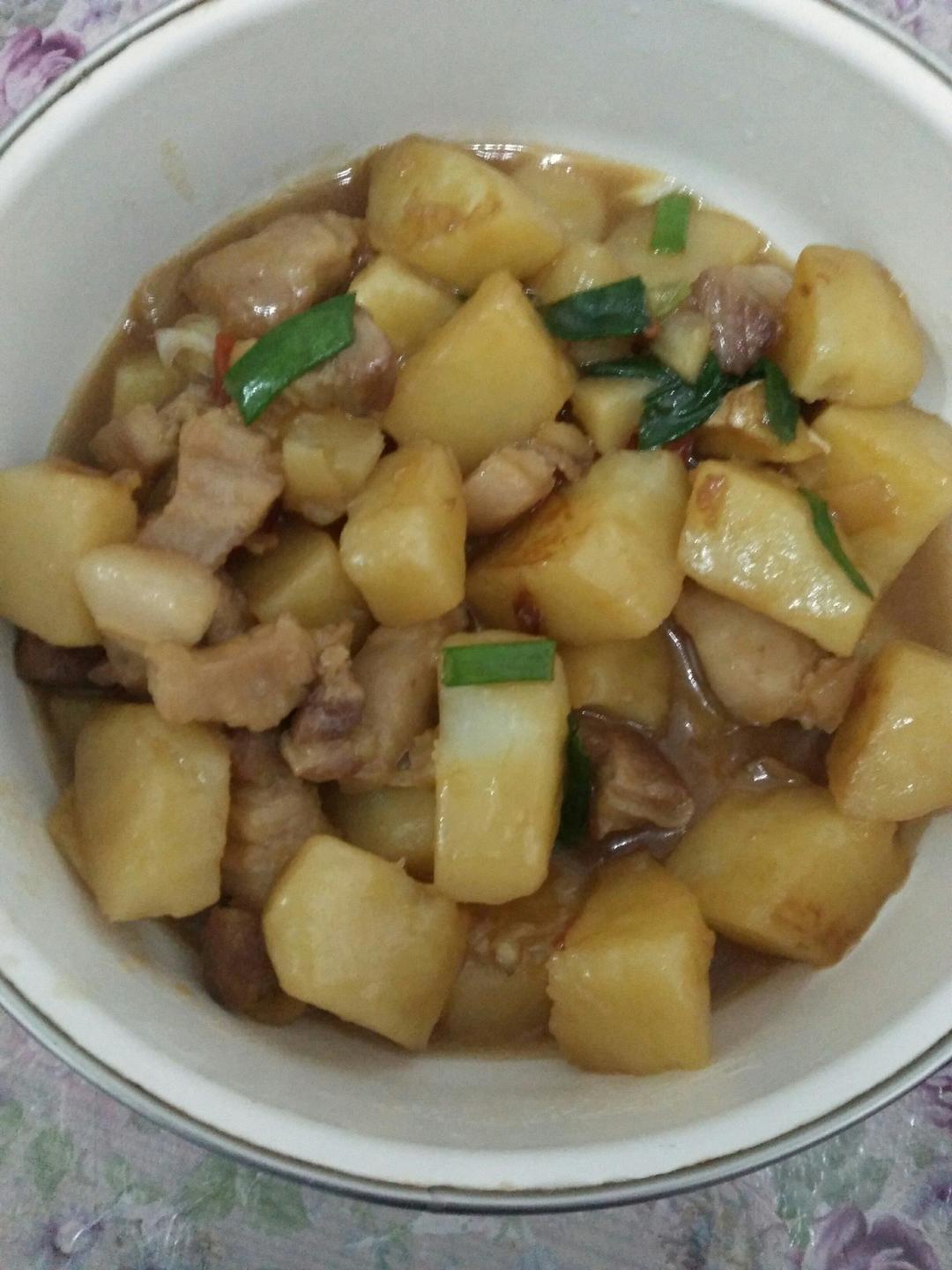 五花肉炖土豆