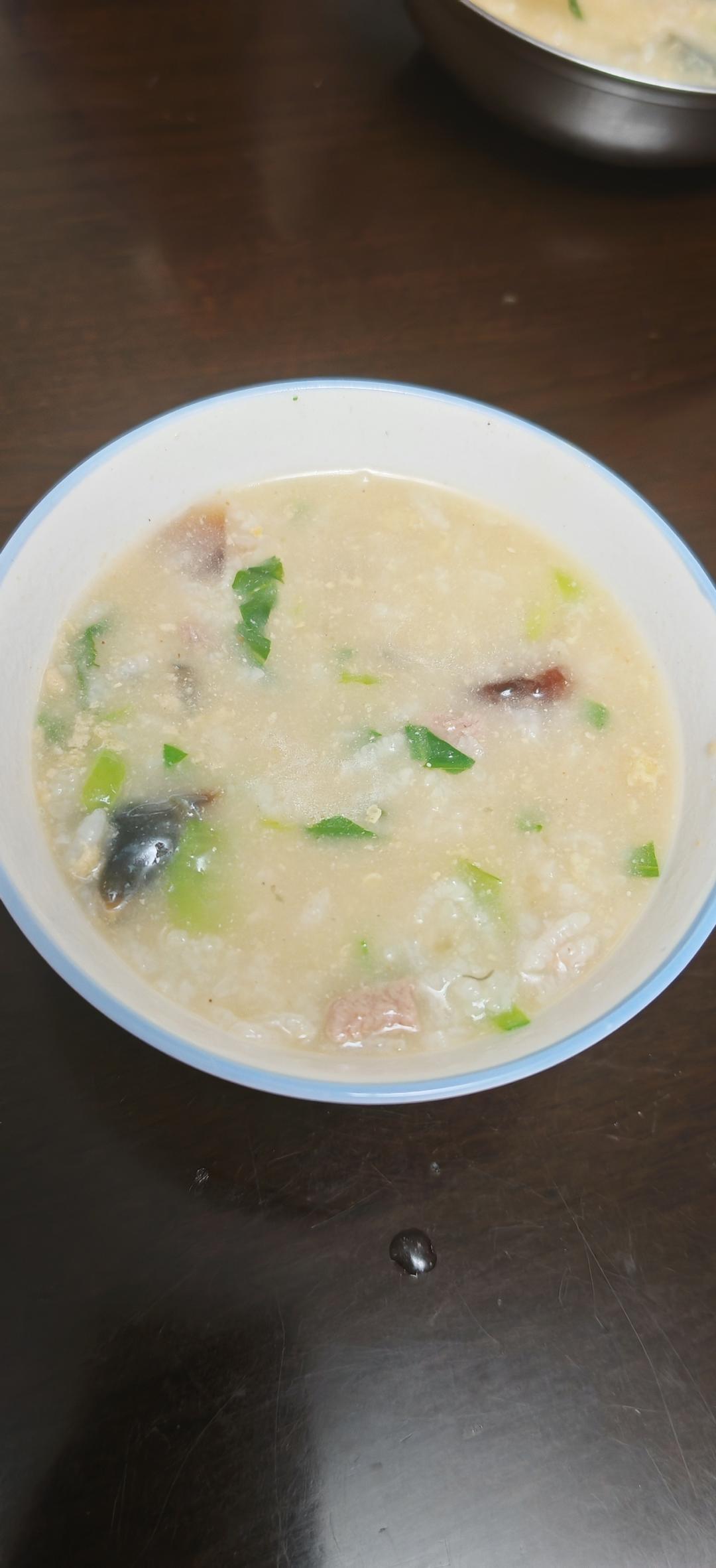 妈妈👩教我做的皮蛋瘦肉粥🥣简单快捷美味😋