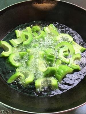 消暑汤   苦瓜黄豆筒骨汤的做法 步骤2