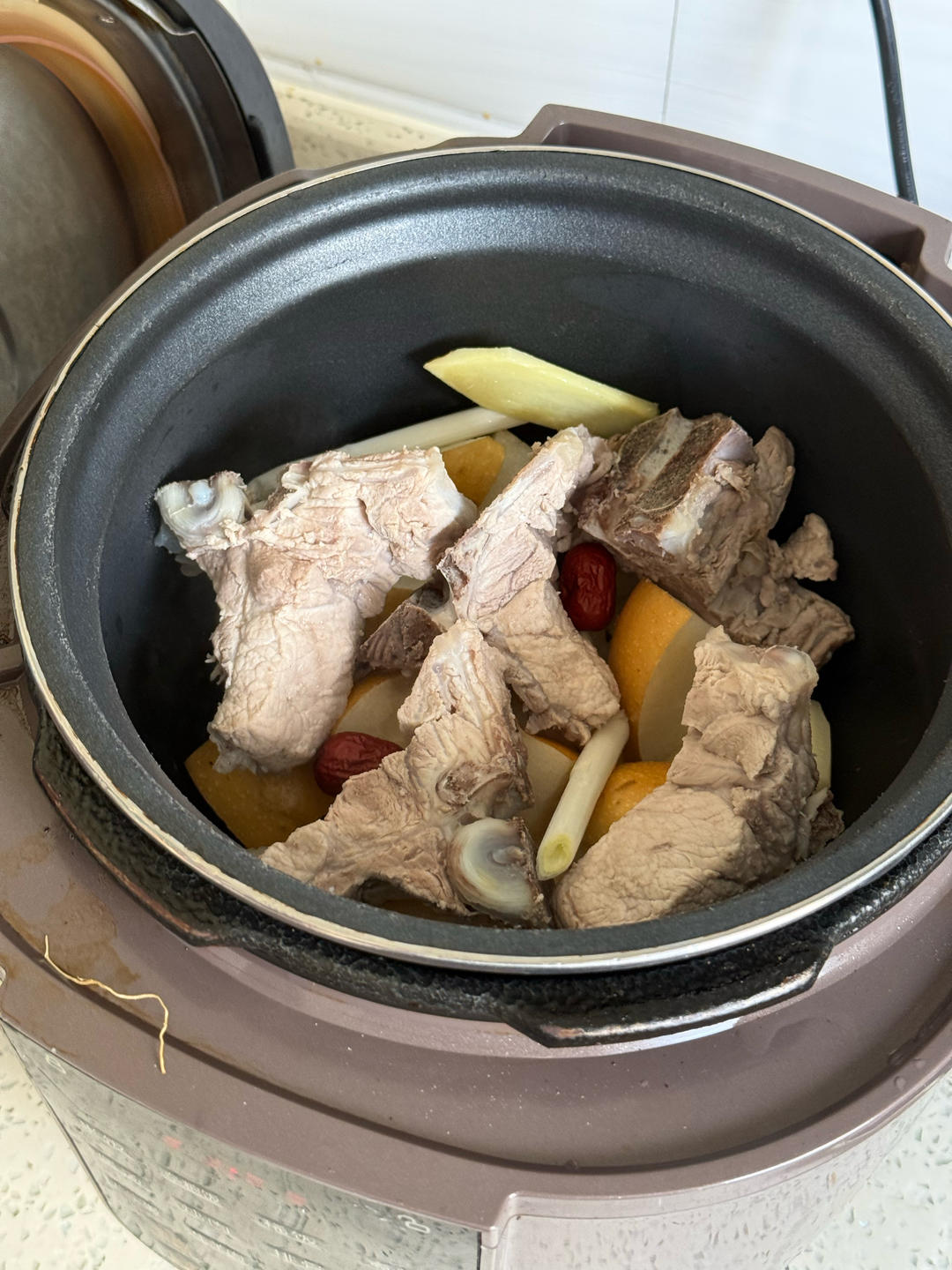 莲藕梨香排骨汤-中秋喝完汤补补