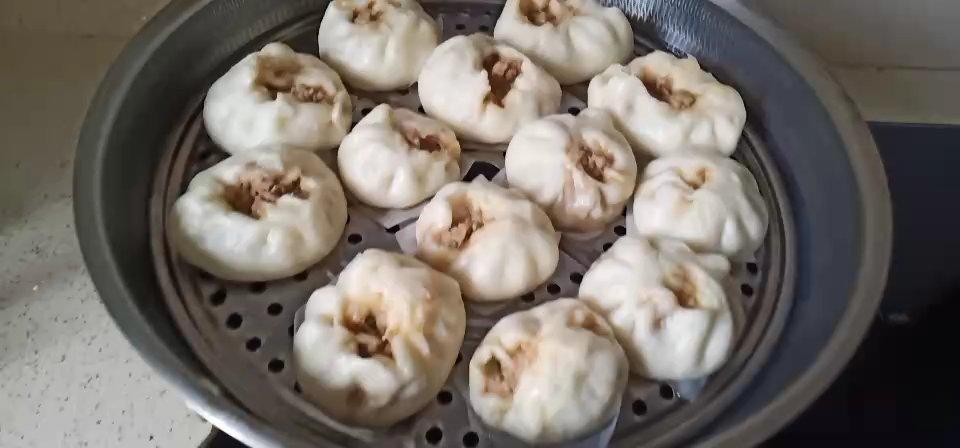 松软多汁的肉包子