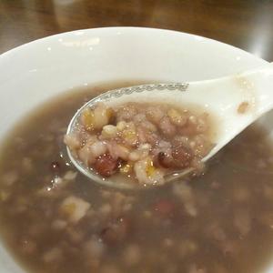 糙米薏仁汤的做法 步骤2