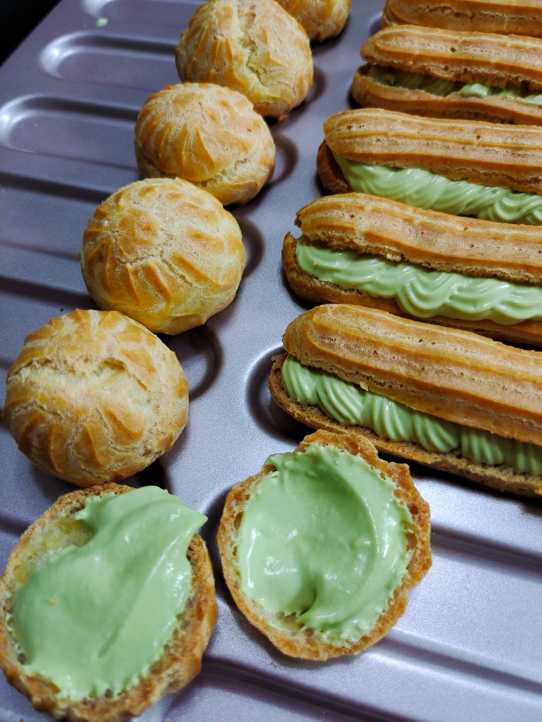 卡仕达，卡仕达酱，香甜可口，细腻顺滑，冷藏后更加冰爽。可做泡芙内馅，涂抹面包。下面的链接是泡芙作品。