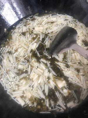酸菜金针菇鱼片汤的做法 步骤6