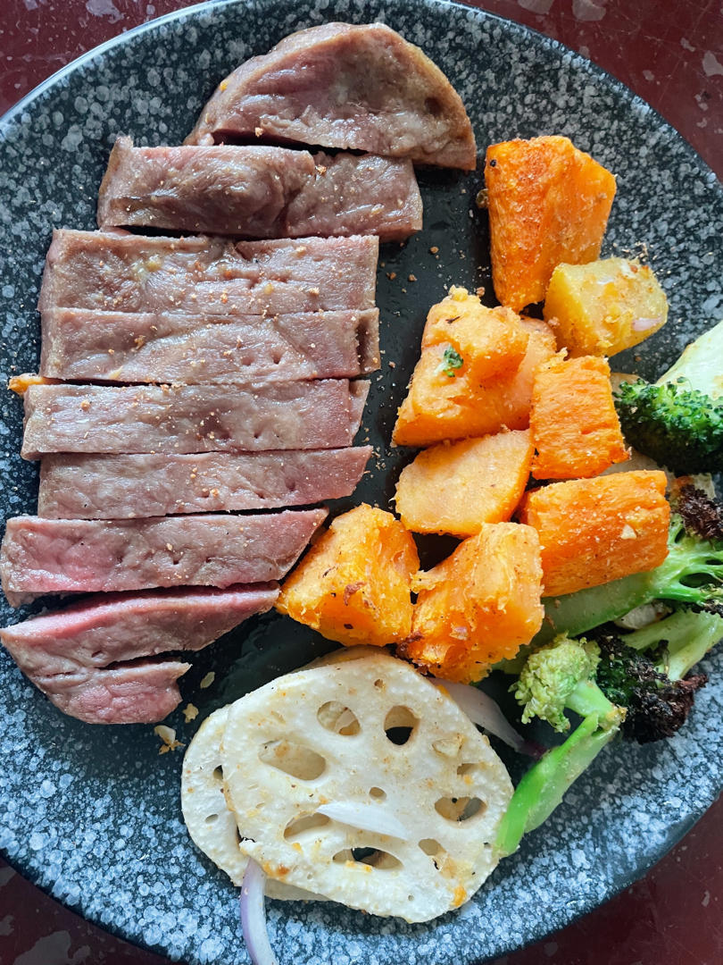 烤箱空气炸锅健身餐：菲力牛排烤蔬菜+蟹柳午餐肉烤蔬菜