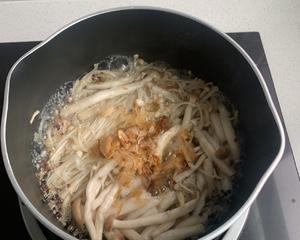 芝香滑蛋盖双菇藜麦饭【健康一锅端】的做法 步骤3