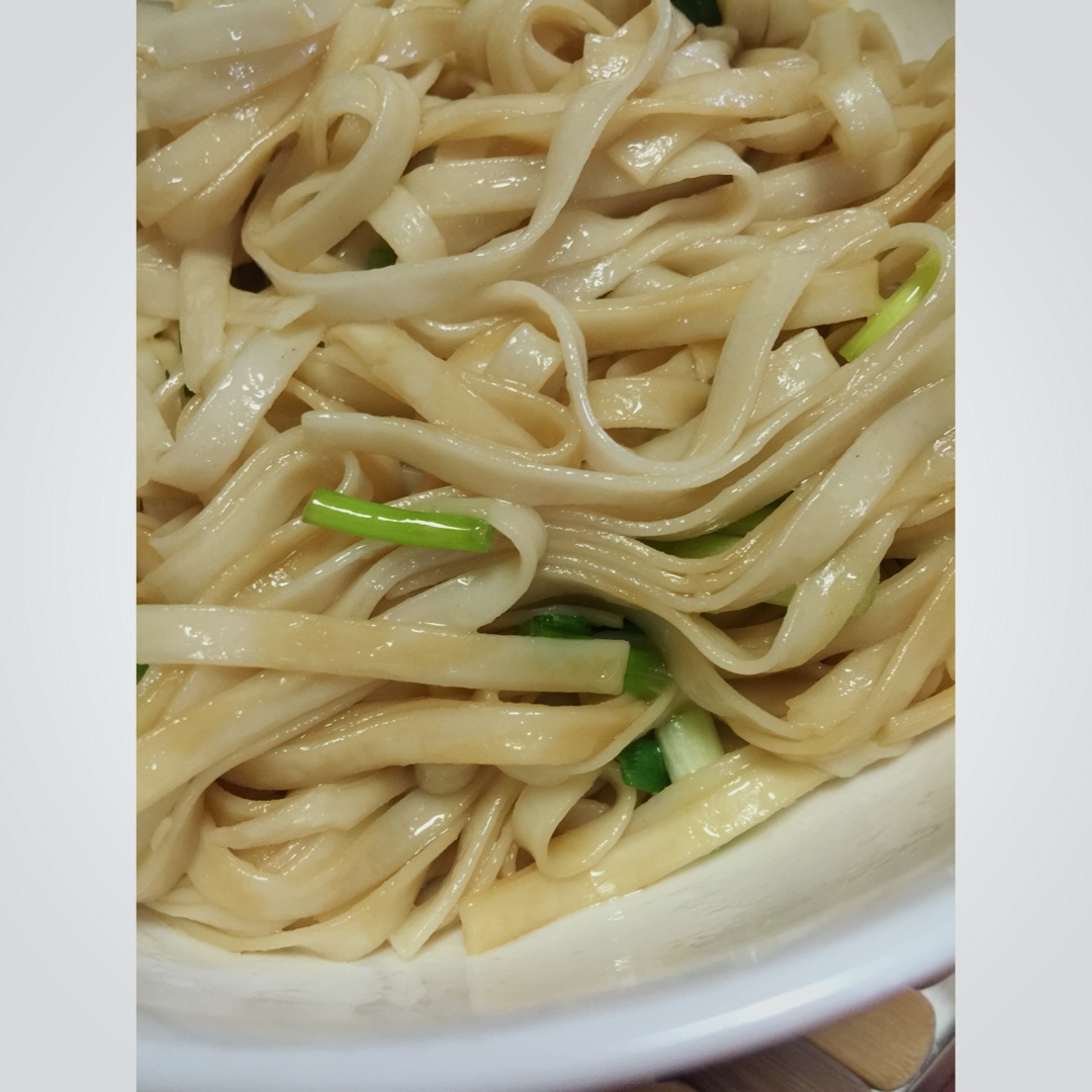 葱爆面—就是汪涵在天天向上里面做的那个啦