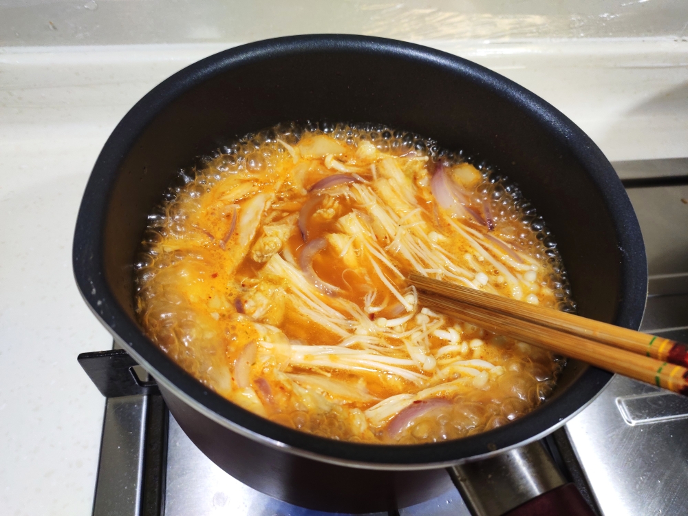 韩国泡菜豆腐汤，人均只要1块钱，5分钟懒人快手菜的做法 步骤6