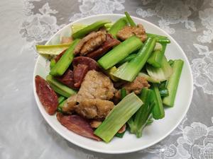 鱼饼腊肠炒西芹的做法 步骤5