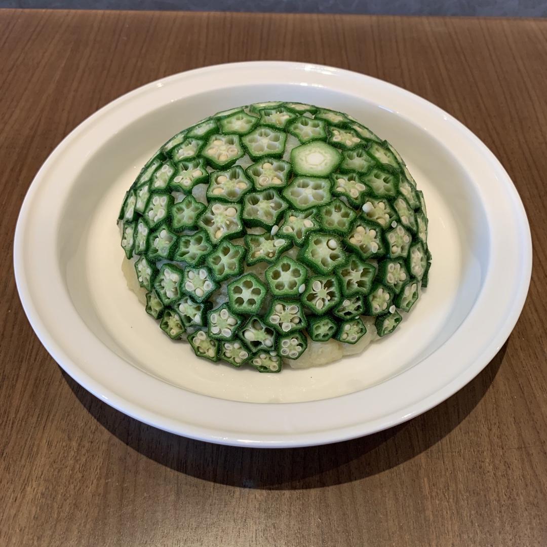 这绝对是秋葵颜值最高的做法，好看又好吃，端上桌最先光盘