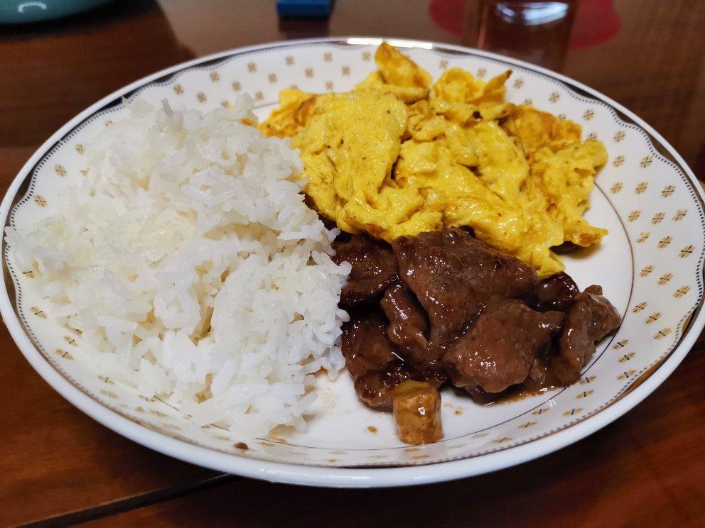 午餐:牛肉滑蛋饭522kcal