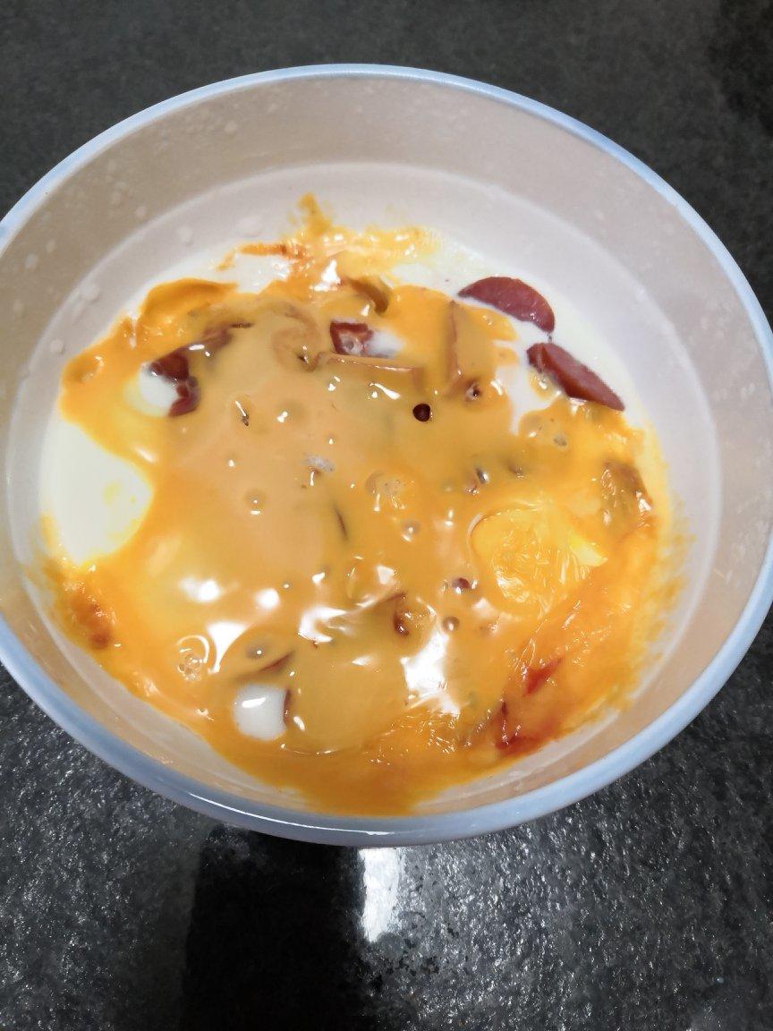 只需摆好材料去微波！惊艳全家的早餐端上桌：香肠奶酪烘蛋