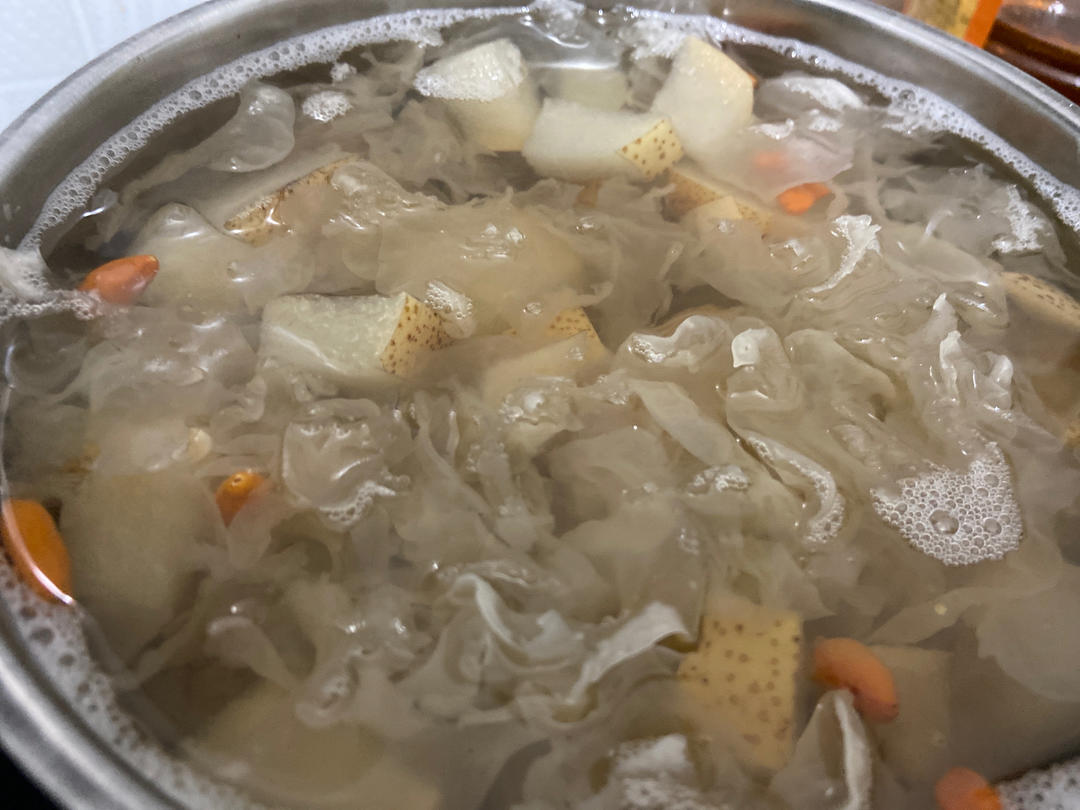秋季润肺止咳的美食，银耳雪梨汤，软糯易出胶