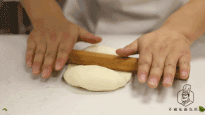 经典面包复刻：葱香肉松卷的做法 步骤9