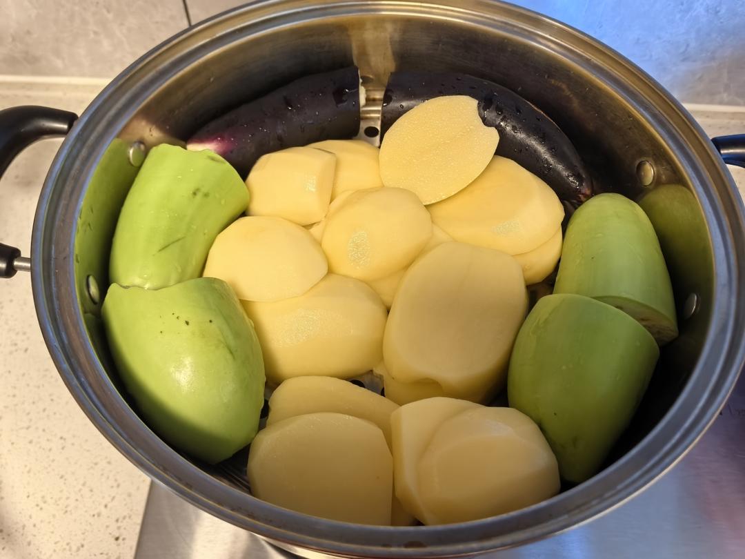 夏日必备蒸茄子土豆➕鸡蛋辣椒焖子的做法