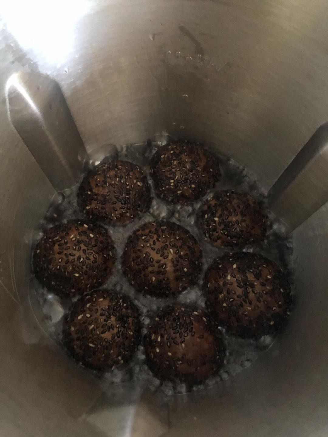 煎堆、麻团的制作方法，关键是油炸的过程，酥脆、酥软你说了算