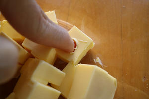 烘焙基础之打发黄油的做法 步骤3