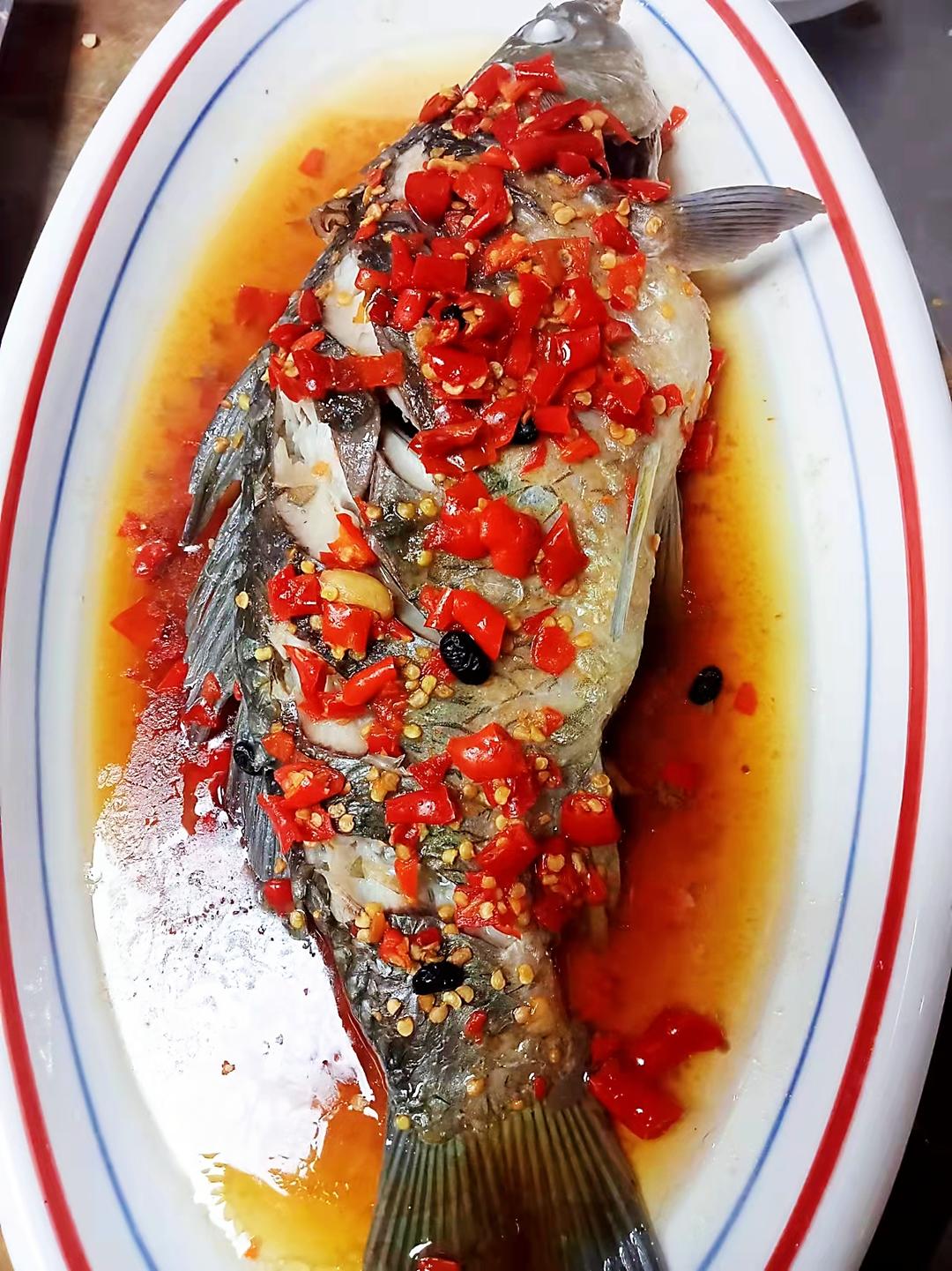 超简单的剁椒蒸鲫鱼的做法