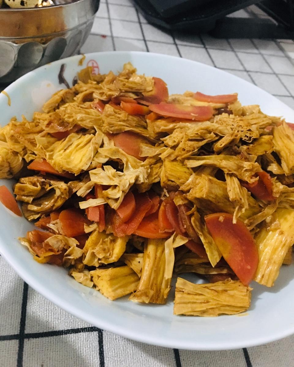 肉炒腐竹木耳胡萝卜