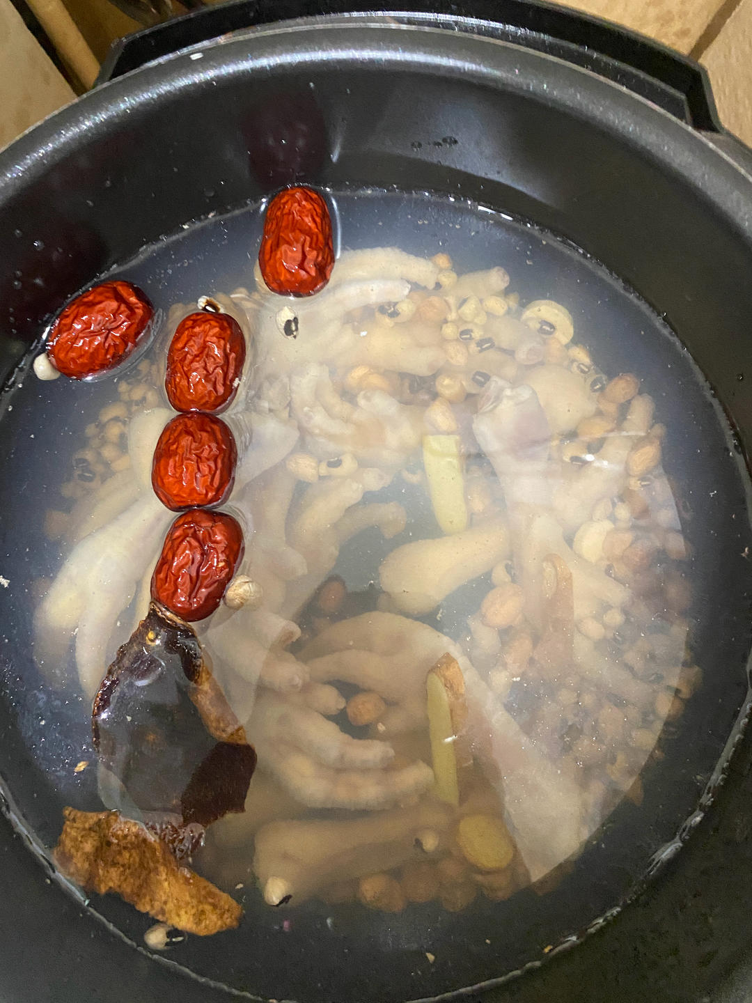 适合春夏喝的广东靓汤，眉豆花生鸡爪汤…