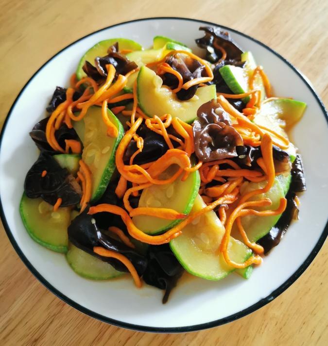 木耳虫草花炒西葫芦