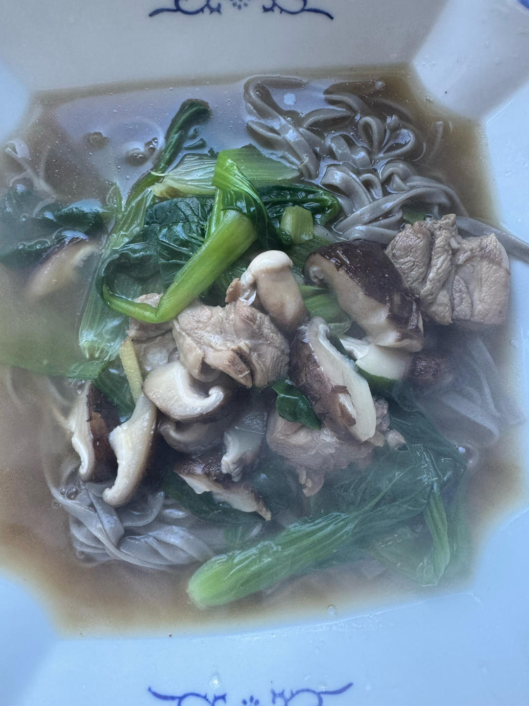 超好吃的香菇炖鸡面