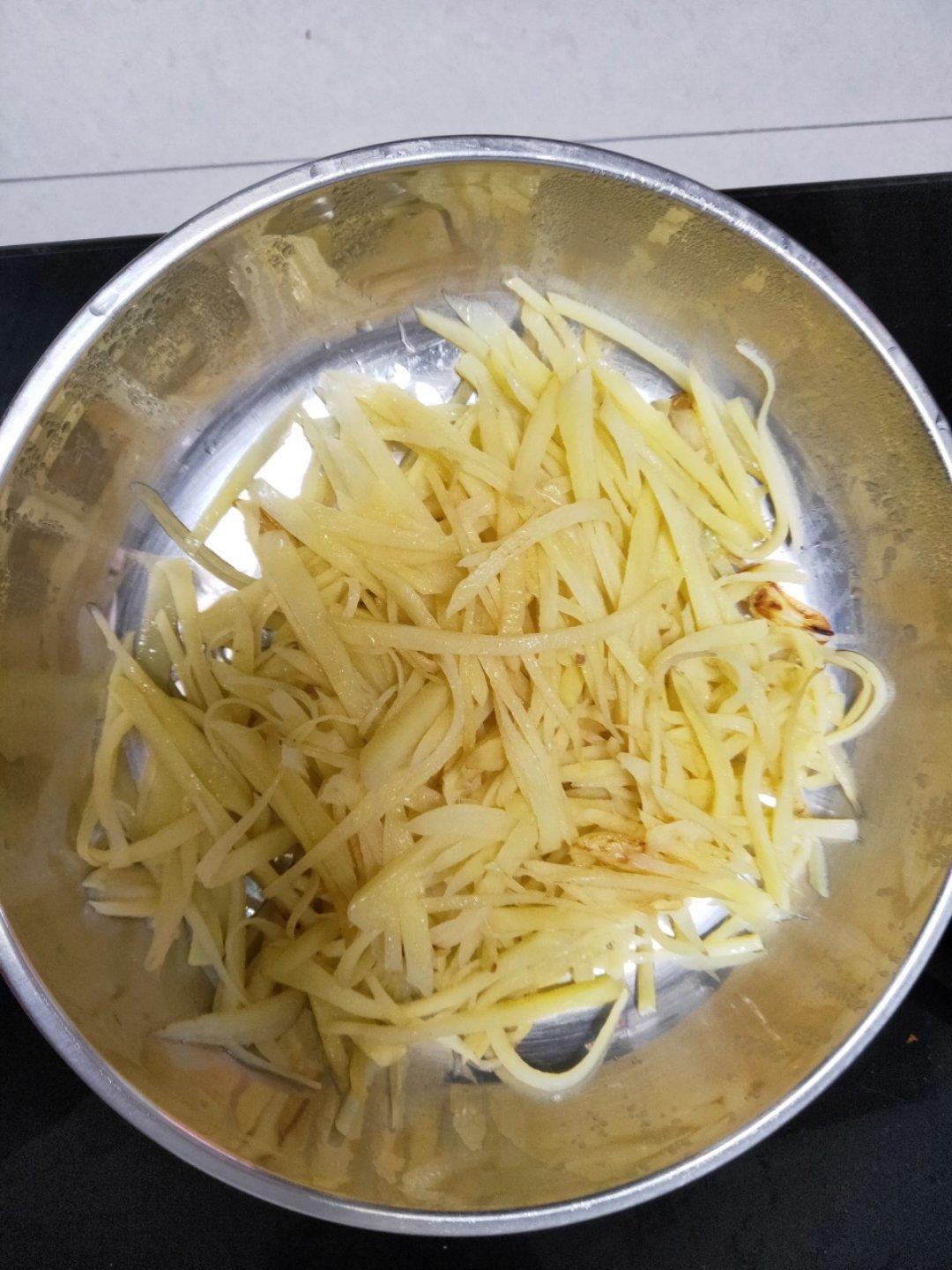 厨师长教你：“炝炒土豆丝”的家常做法，口感爽脆