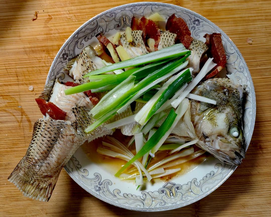 火腿蒸鲈鱼