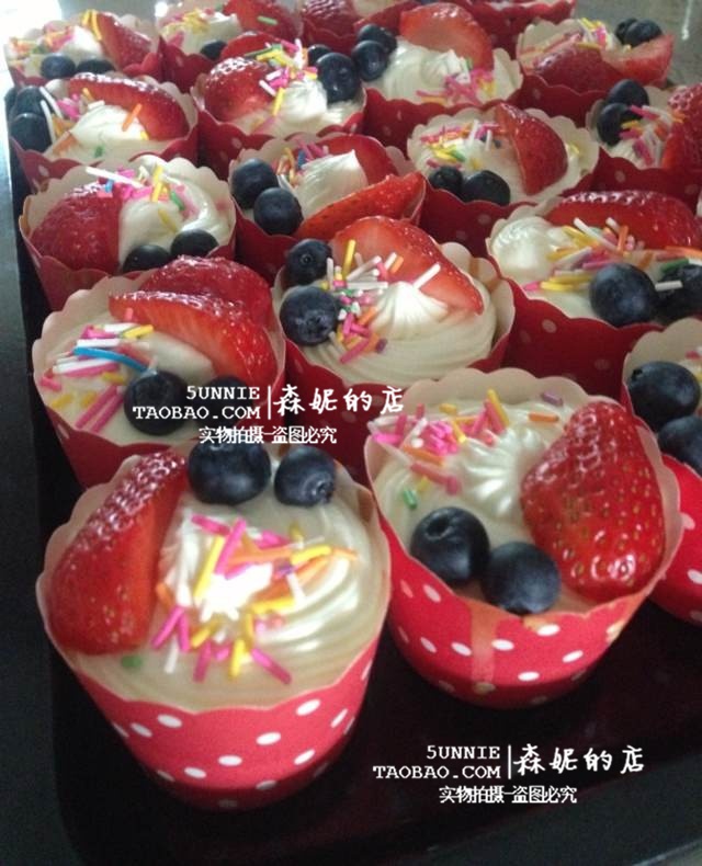 蓝莓草莓水果奶油cupcake纸杯蛋糕