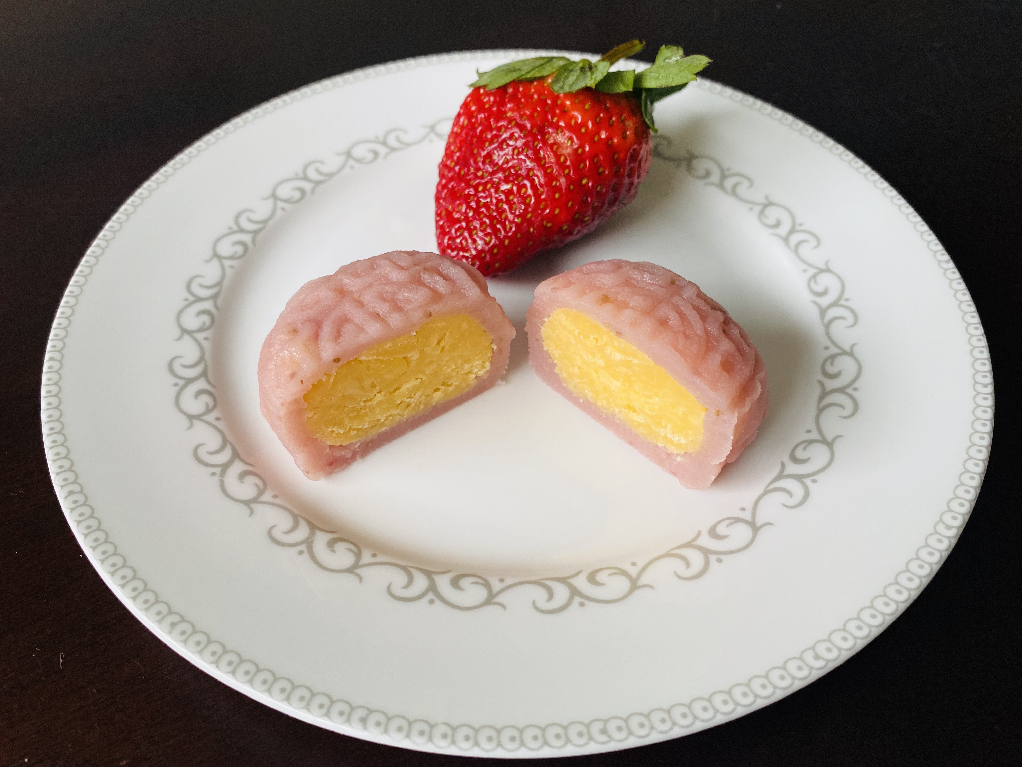 草莓冰皮奶黄馅月饼的做法