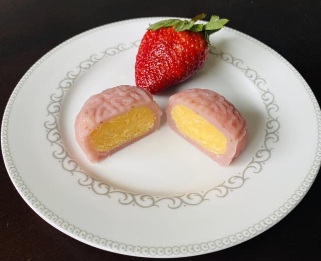 草莓冰皮奶黄馅月饼的做法
