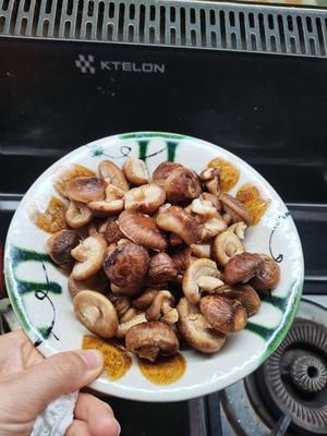 比肉还好吃的干香菇炖黄豆的做法 步骤3